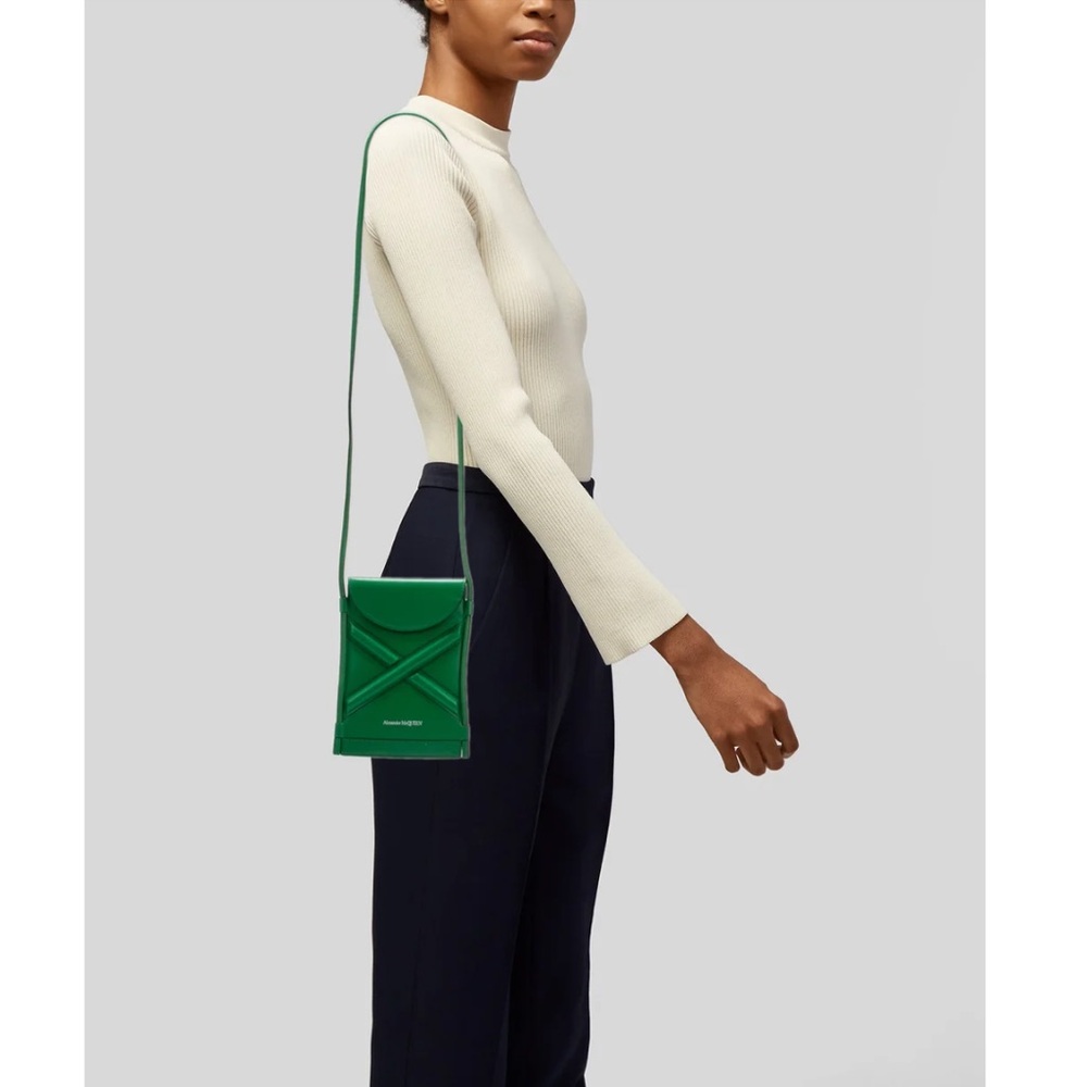 NWT🔥ALEXANDER McQUEEN Curve🔥Kelly green adjustable leather shoulder bag